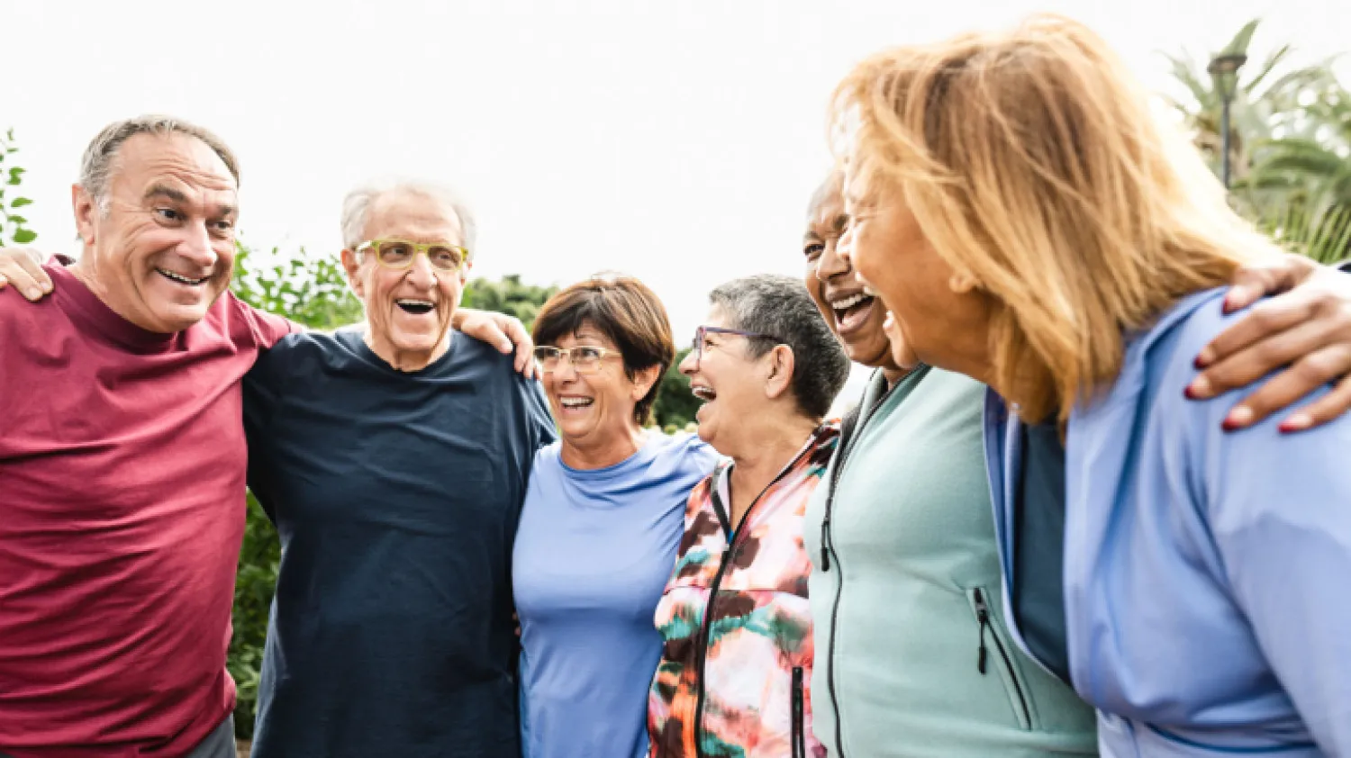 Foto de personas mayores activas disfrutando de una actividad comunitaria.