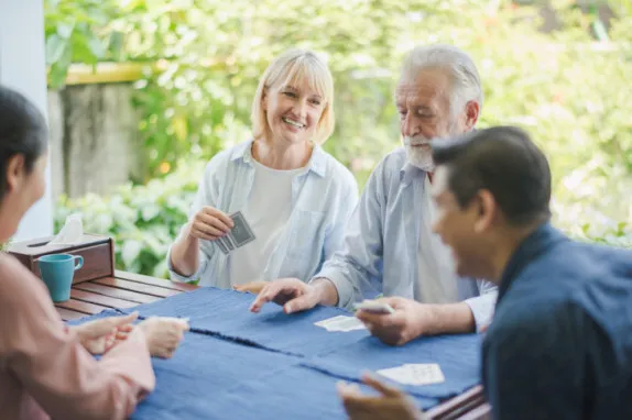 Grupo de personas mayores de diversas nacionalidades jugando a las cartas. Grupo de personas mayores de diversas nacionalidades jugando a las cartas.