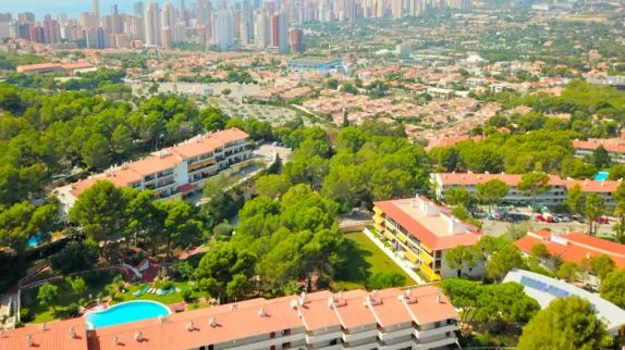Ciudad Patricia Benidorm Imagen de Senior Resort Ciudad Patricia con el skyline de Benidorm al fondo