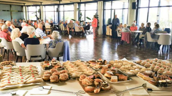 Residentes mayores disfrutan socializando en Independent Senior Living Ciudad Patricia en España Residentes mayores disfrutan socializando en Independent Senior Living Ciudad Patricia en España
