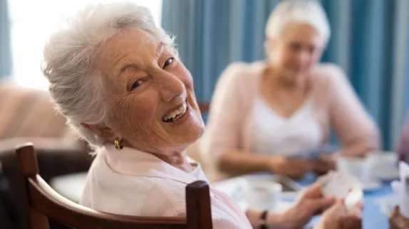 Mujer mayor disfrutando jugando a las cartas en Ciudad Patricia Independent Senior Living Mujer mayor disfrutando jugando a las cartas en Ciudad Patricia Independent Senior Living