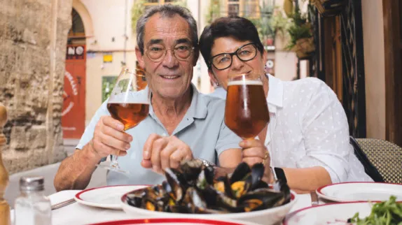 Pareja mayor disfrutando del envejecimiento en una comunidad de jubilados en España Pareja mayor disfrutando del envejecimiento en una comunidad de jubilados en España