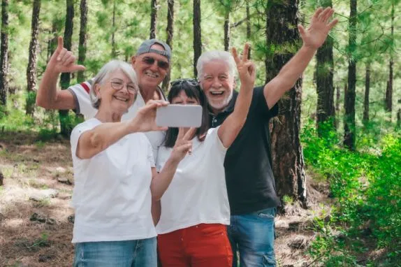 Des personnes âgées de Ciudad Patricia prenant un selfie lors d'une promenade dans les bois Des personnes âgées de Ciudad Patricia prenant un selfie lors d'une promenade dans les bois