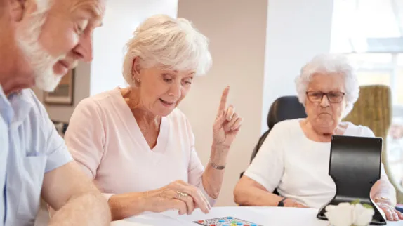 Grupo de personas mayores jugando en un complejo independiente para personas mayores			