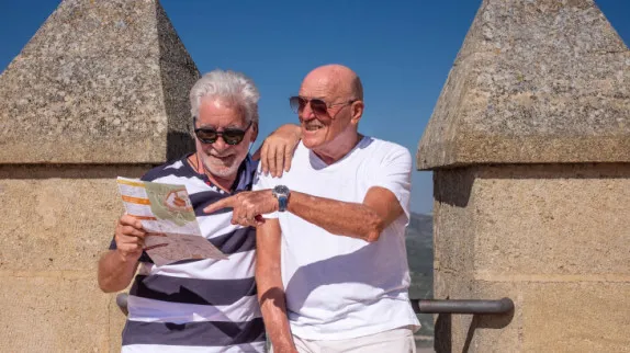 Amigos mayores disfrutan de la jubilación explorando la zona en España Amigos mayores disfrutan de la jubilación explorando la zona en España
