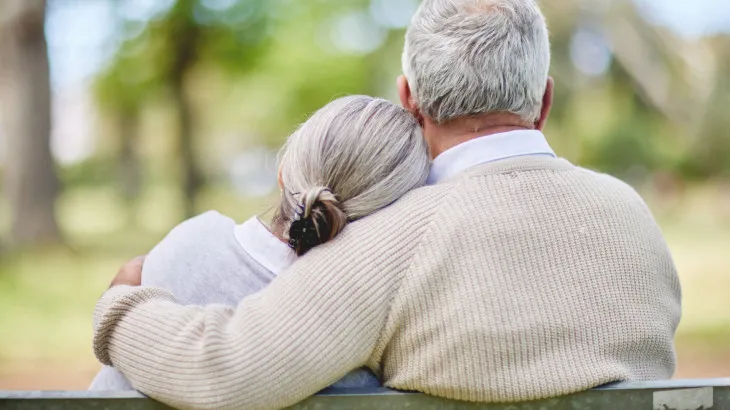 Un couple de seniors se sent en sécurité dans sa retraite à Ciudad Patricia Un couple de seniors se sent en sécurité dans sa retraite à Ciudad Patricia