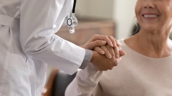 Une femme âgée rend visite à un médecin