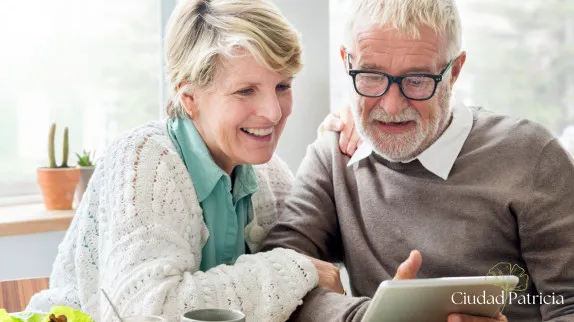 Couple regardant une tablette essayant de faire un choix Couple regardant une tablette essayant de faire un choix