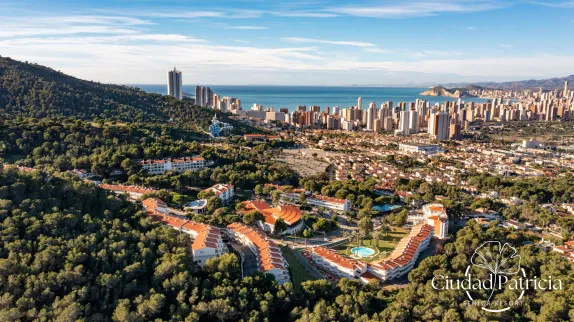 Reducción de personal a Ciudad Patricia Foto del resort vivos senior Ciudad Patricia con vistas hacia Benidorm y el mar Mediterráneo
