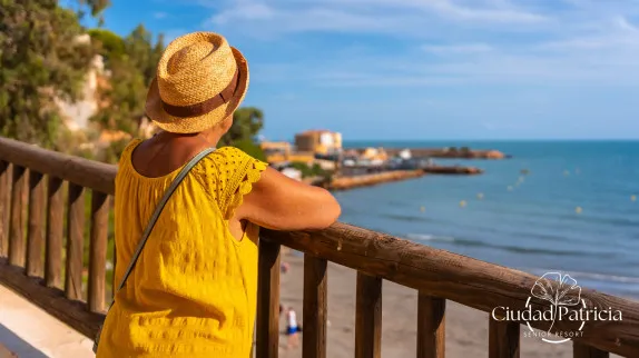 Gepensioneerde vrouw die overweegt om naar een pensioenresort in Spanje te verhuizen Gepensioneerde vrouw die overweegt om naar een pensioenresort in Spanje te verhuizen